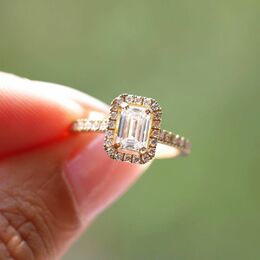 ¡Nuestro anillo Rachel engastado con un diamante rectangular central que mide 6x4mm o aproximadamente 0,60 quilates! 💎

¿Qué te parece? 😍

#baguefemme #diamant #diamantdelaboratoire #joaillerieéthique #orreyclé #ateliersparisiens