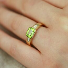 Este es un anillo hecho a medida en oro amarillo 750‰, engastado con un peridoto rectangular tallado de 7x5 mm y dos diamantes cónicos.

Te encanta esta piedra? 💚

#peridot #gemmeverte #bague #bagueépaulée #baguefemme #rpc #joaillerie #surmesure #création