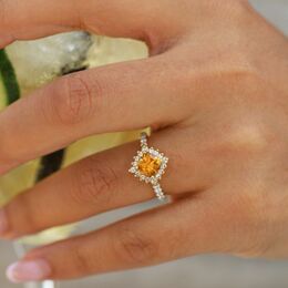Aurore, un anillo de cortejo romántico y soleado.... 🌞

Qué te parece este bonito citrino talla cojín? 💛

#anillo de compromiso #anillo de compromiso #citrino #piedras finas #surmesure #personalizable #talleresparisiens #joyería #artesanía